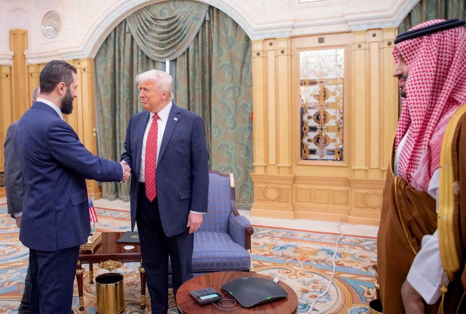 Elçi: Tramp Ağ Evdə Suriyalı Əş-Şaraa ilə danışıqlar keçirəcək