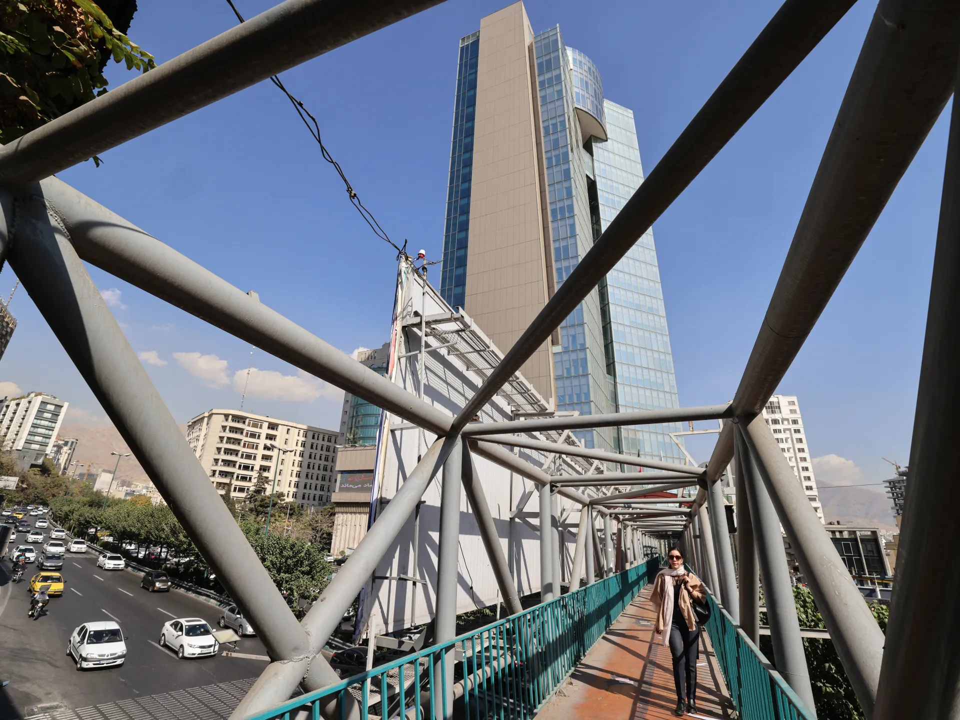 İran böyük özəl bankı ləğv etdi, korrupsiya və idarəetmə nöqsanları gündəmdə