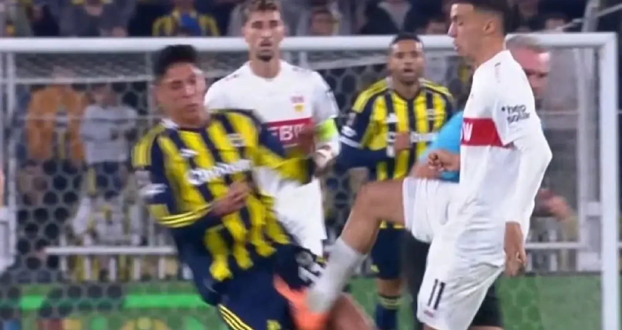 Kadıköydə qırmızı karta etiraz aksiyası keçirildi